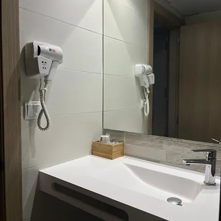 El Cobertizo 3*